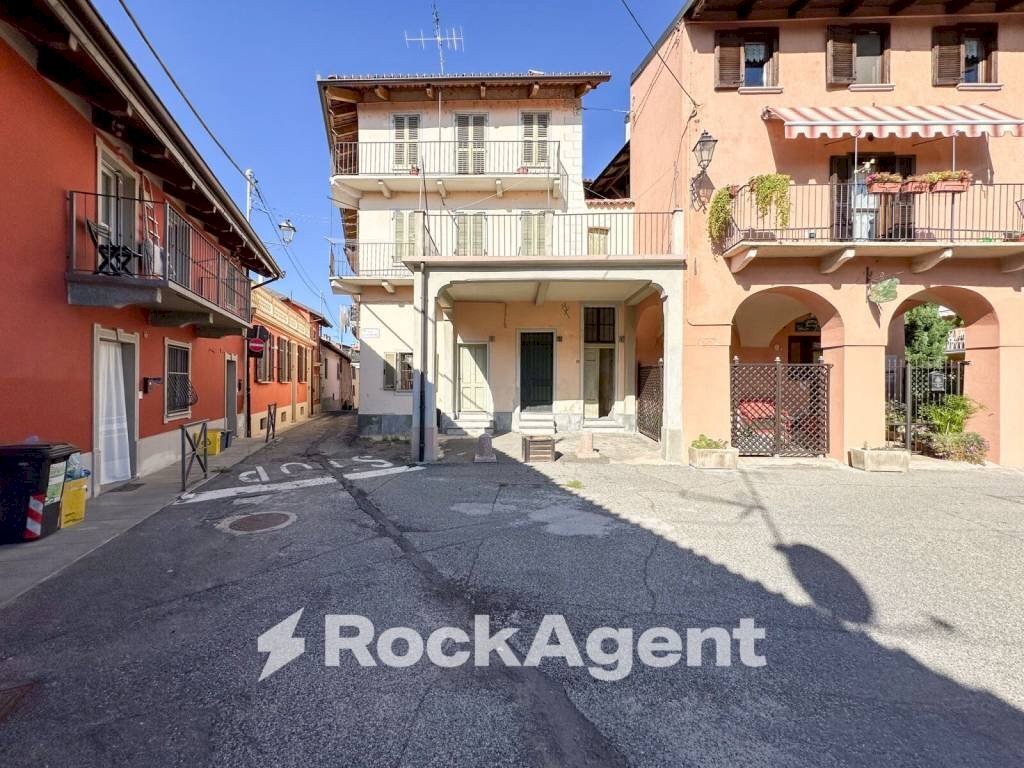 TERRACIELO CON TERRAZZA IN CENTRO STORICO A GASSINO TORINESE