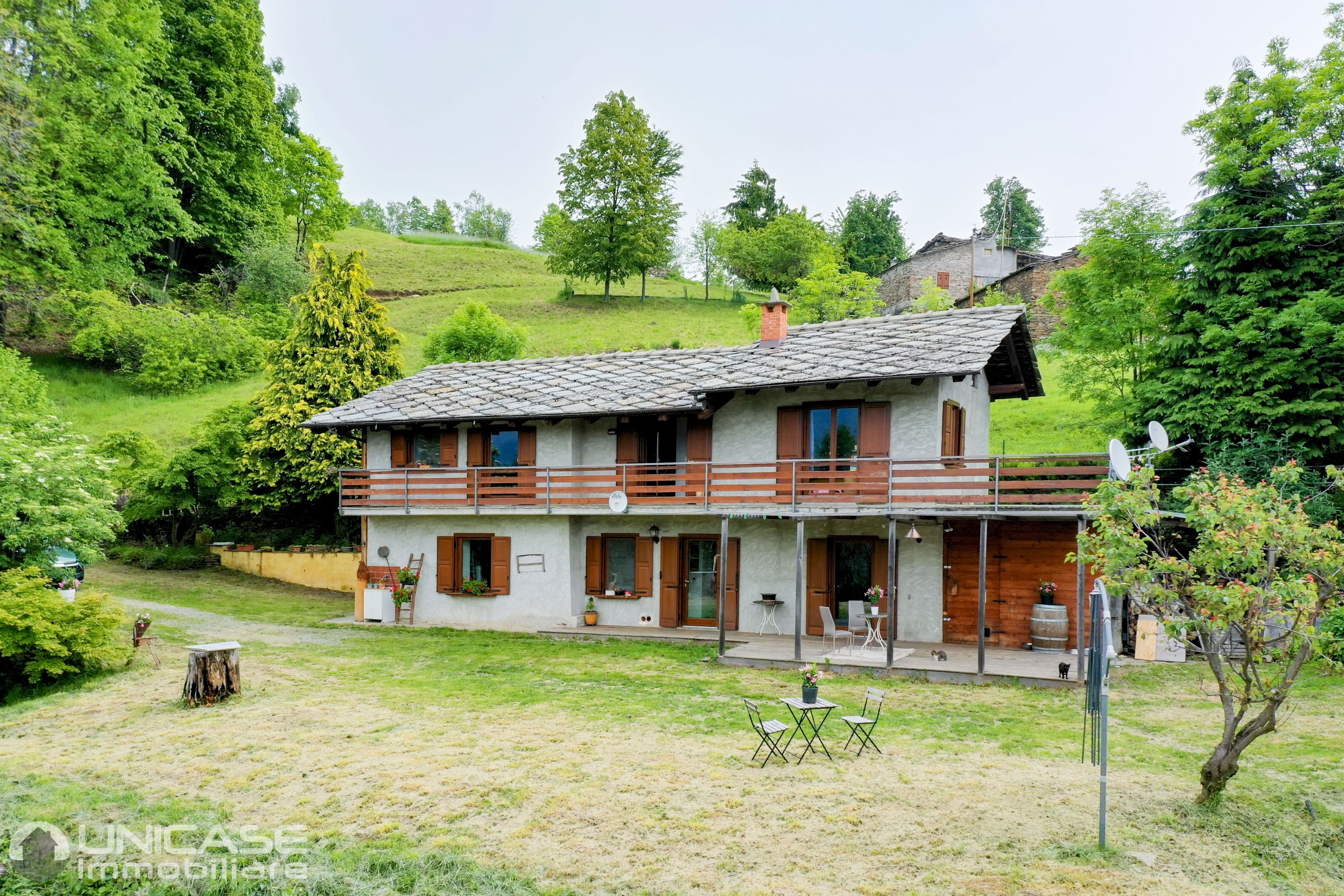 Casa in stile montano indipendente 4 lati con ampio terreno in zona montana, ristrutturata.