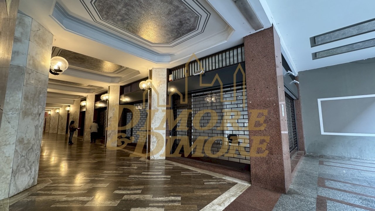 negozio in vendita a Varese in zona Centro Città