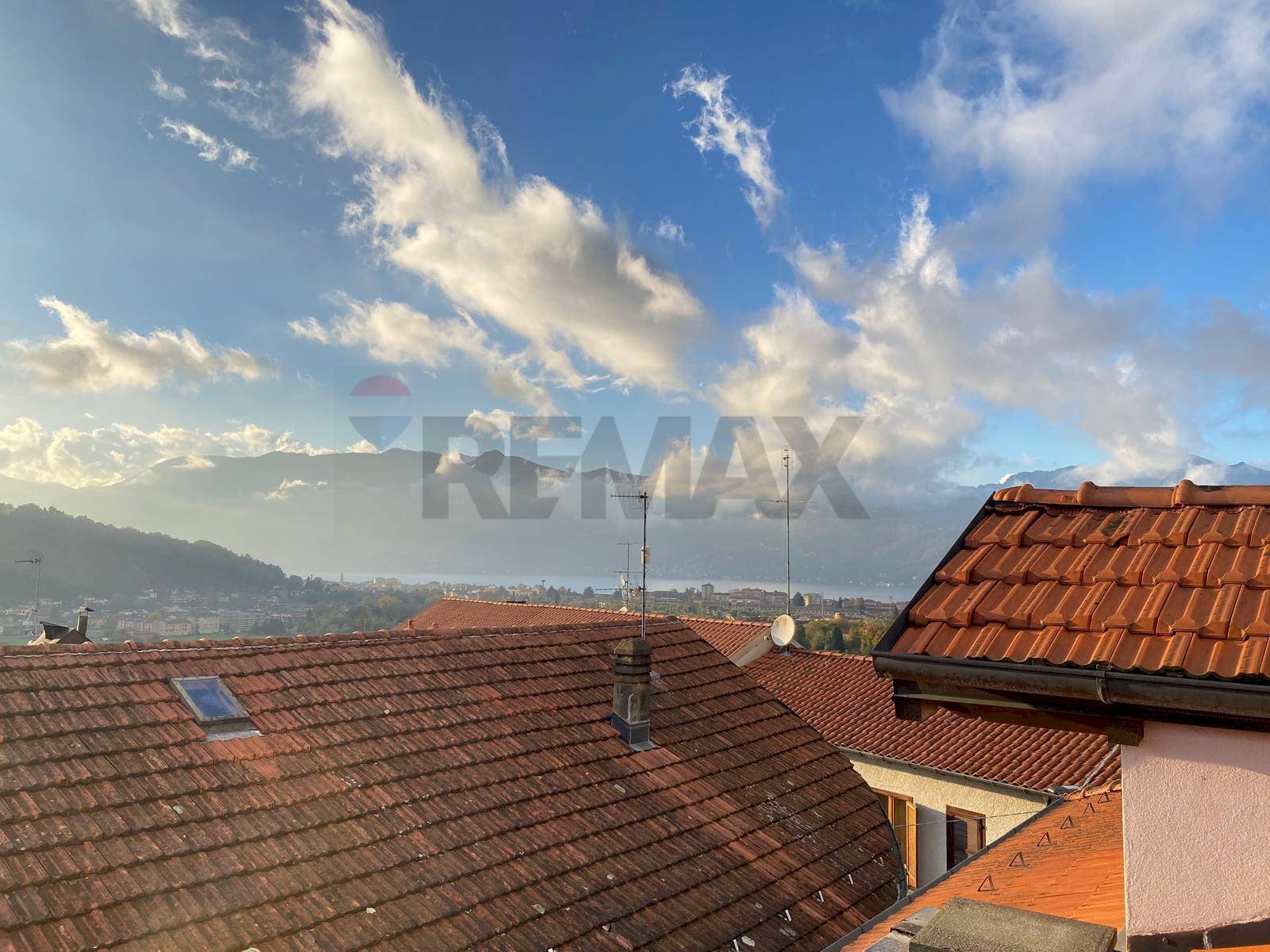 casa indipendente in vendita a Luino in zona Pezza