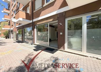AMPIO LOCALE COMMERCIALE IN ZONA DI FORTE PASSAGGIO Corso A. de Gasperi