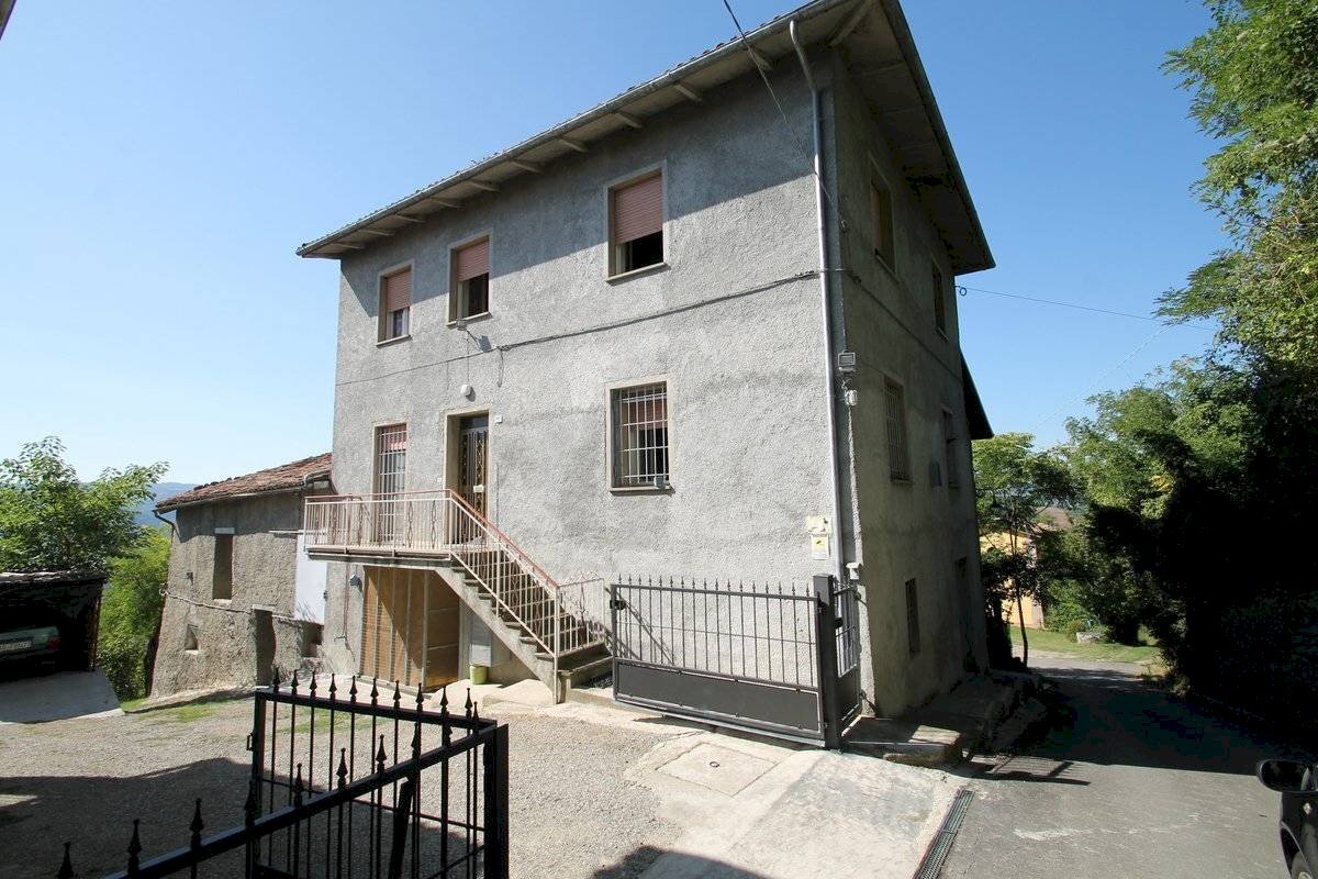 CASA BIFAMILIARE, RUSTICO E VIGNETO.