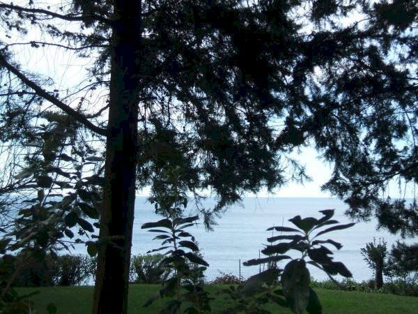 VILLA NEL CUORE DI QUARTO UNO DEI QUARTIERI PIU' PRESTIGIOSI DI GENOVA, IMMERSA NEL VERDE, IN POSIZ