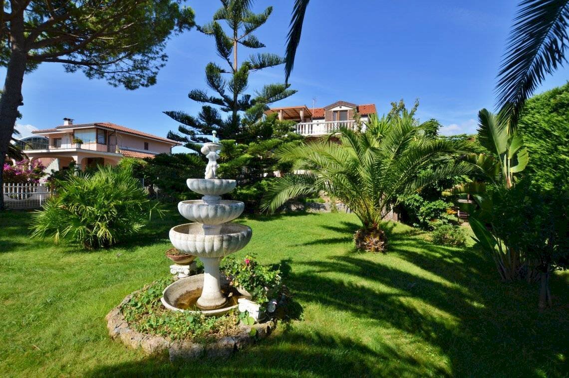 Villa fronte mare in vendita Ceriale