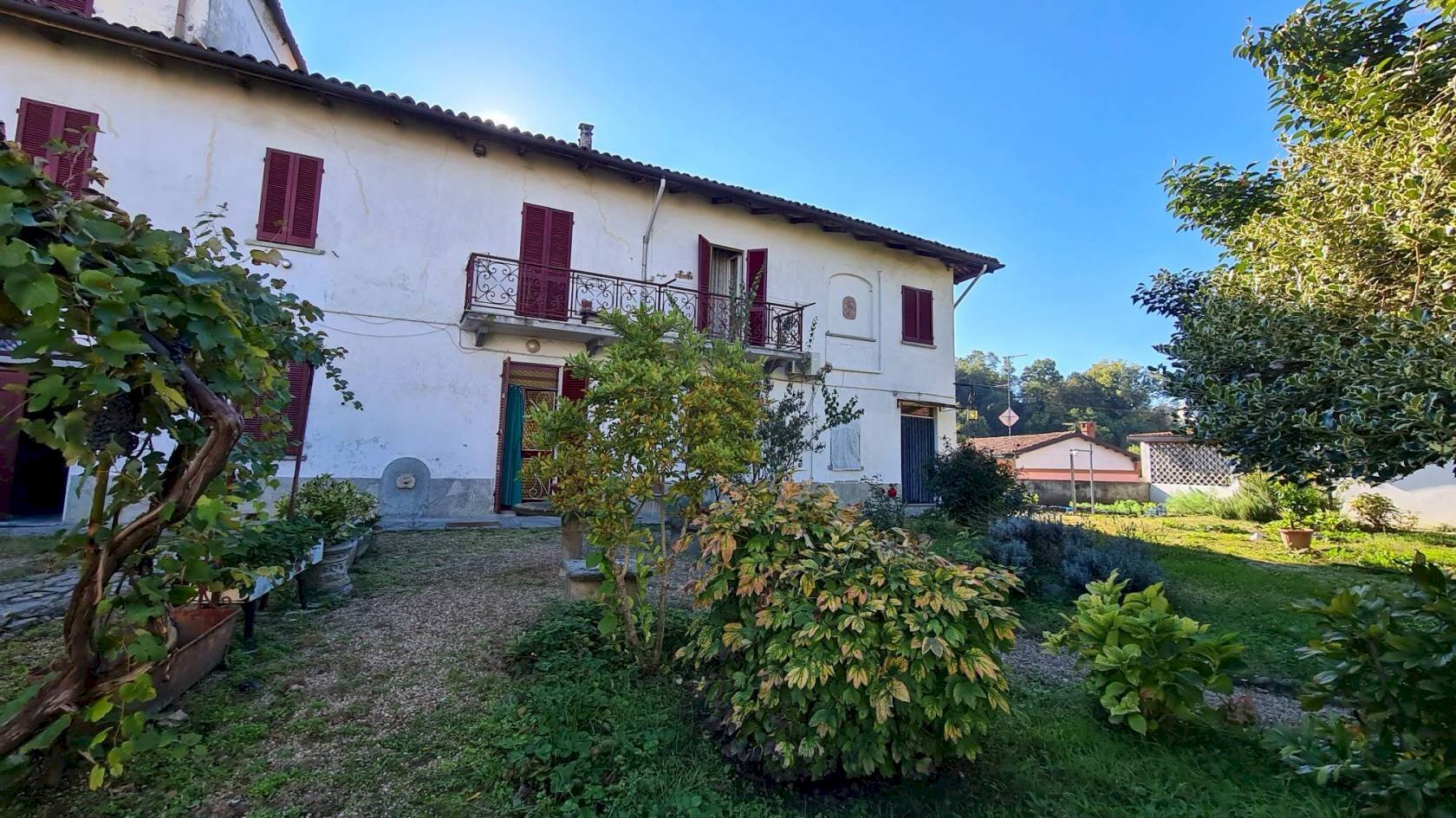 Centro paese , in posizione molto bella e riservata