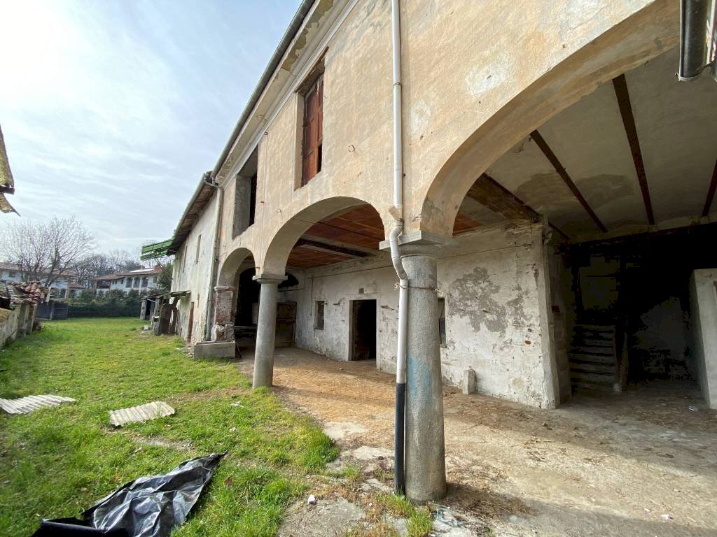 San Secondo, vendesi porzione di casale da riadattare