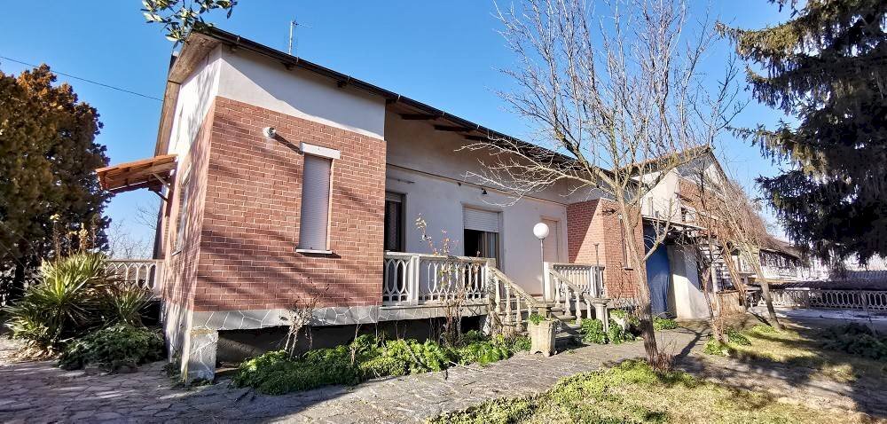 villa in via Santo Stefano a Montegrosso d'Asti