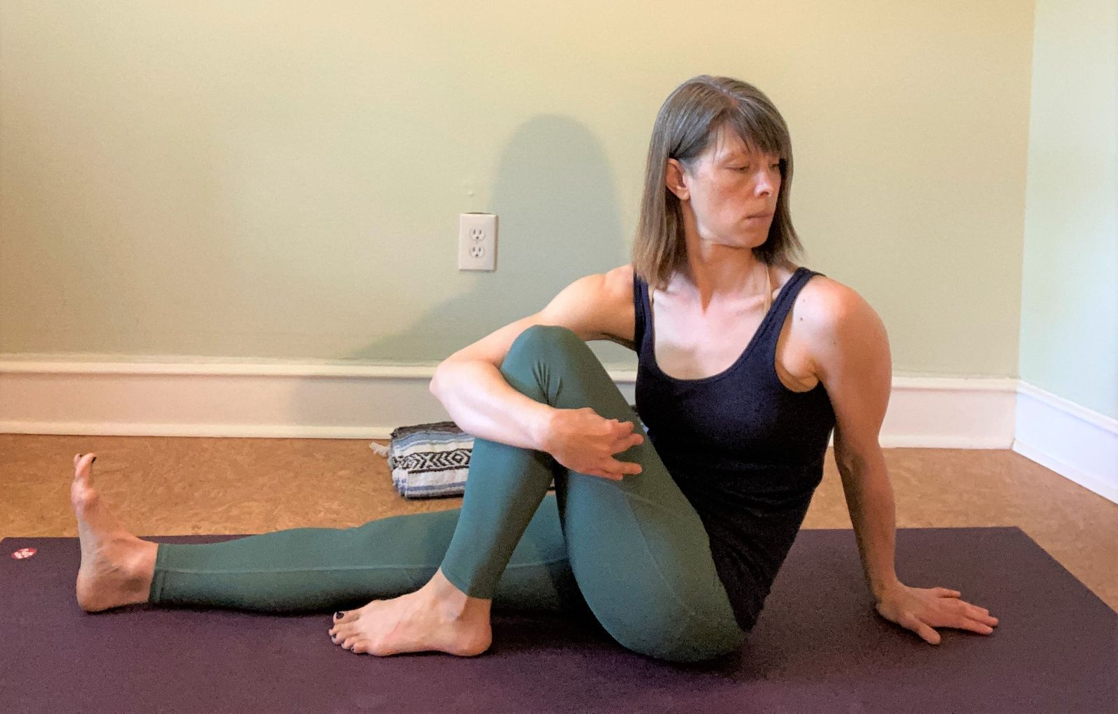 Here, my pelvis is tilted back. Two other non-ideal aspects are that my torso is leaning back, and my front shoulder is rounding