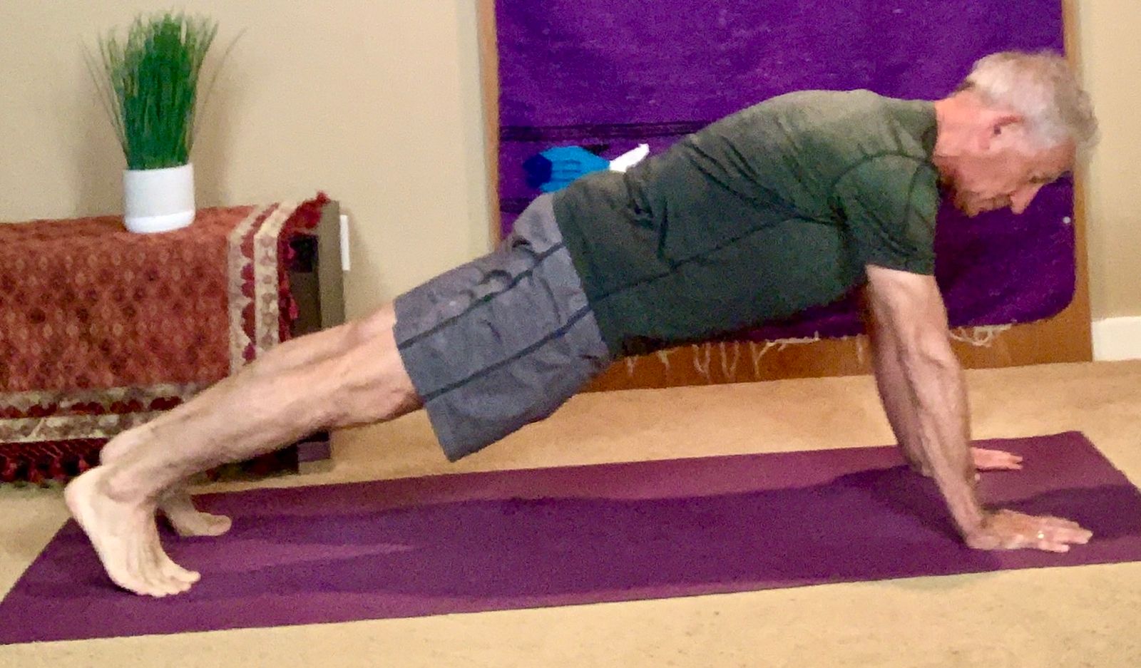 Plank, a key pose to avoid back pain!