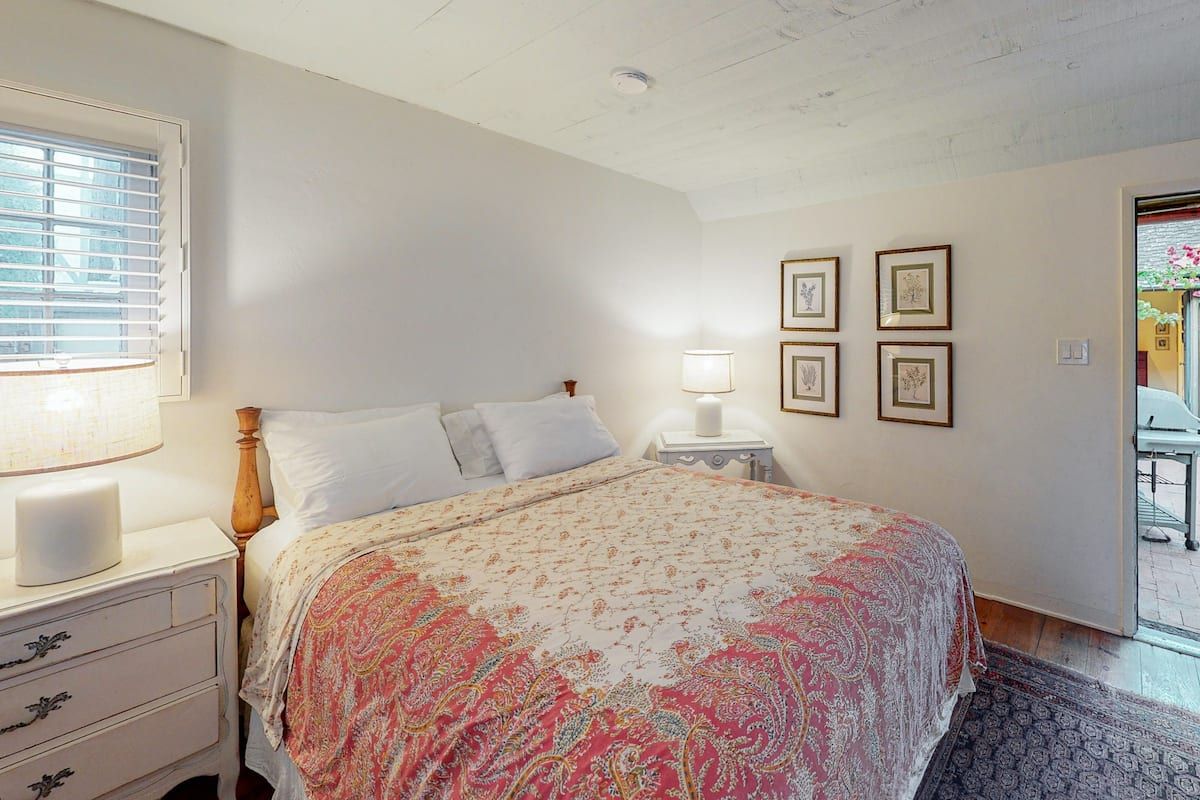 Queen Room-Private Entrance-Shared Bath