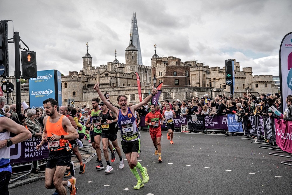 group running the London Marathon