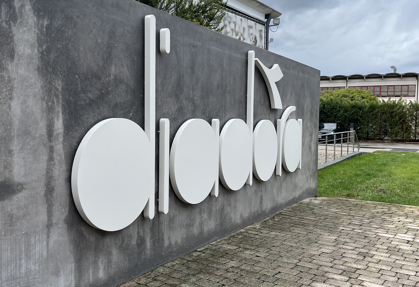 diadora hq sign