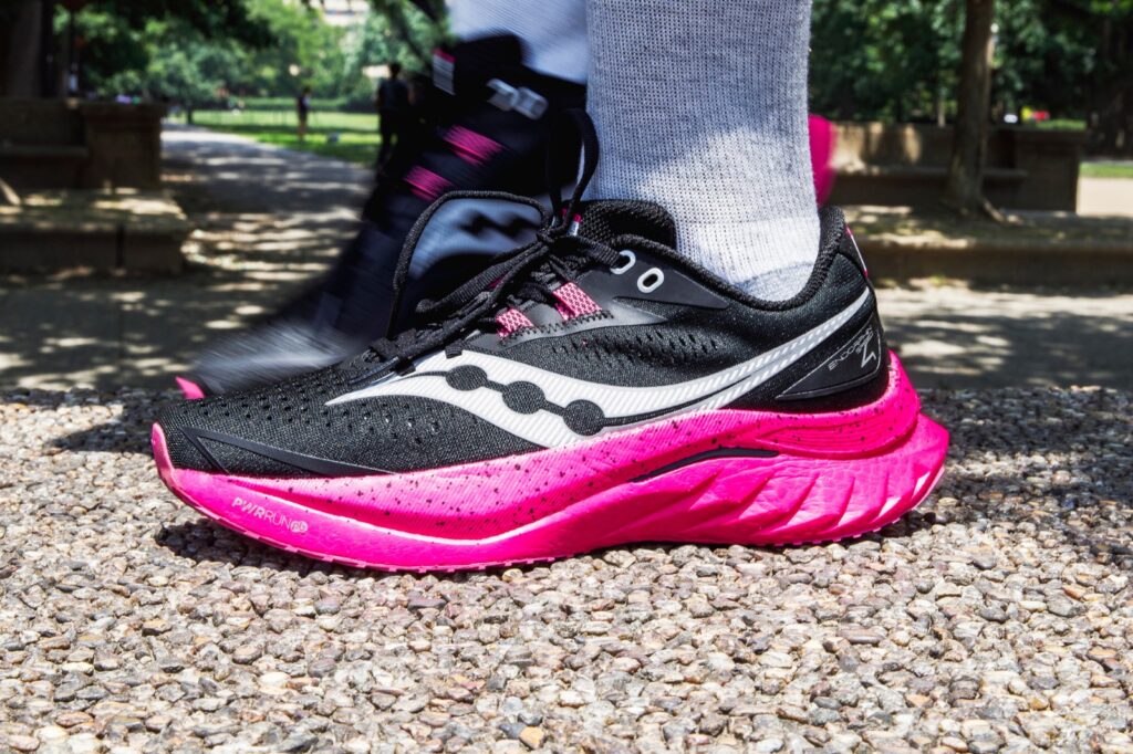 black and pink saucony endorphin speed 4