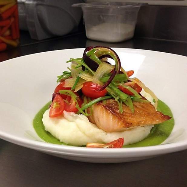 PeÈte ProaspÄt SelecÈia Zilei Preparat In CrustÄ De Sare Sau A La Plancha 100 G Le Bistrot Francais Bgourmet