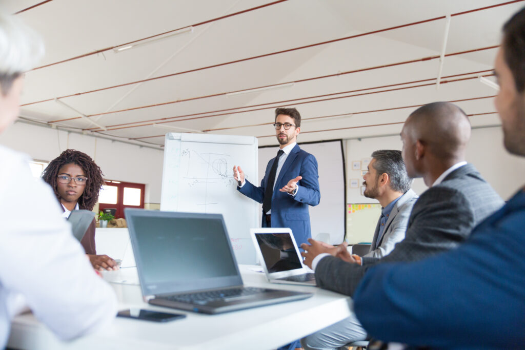 Un grupo de personas que discuten cómo las relaciones públicas podrían mejorar la situación de la empresa.