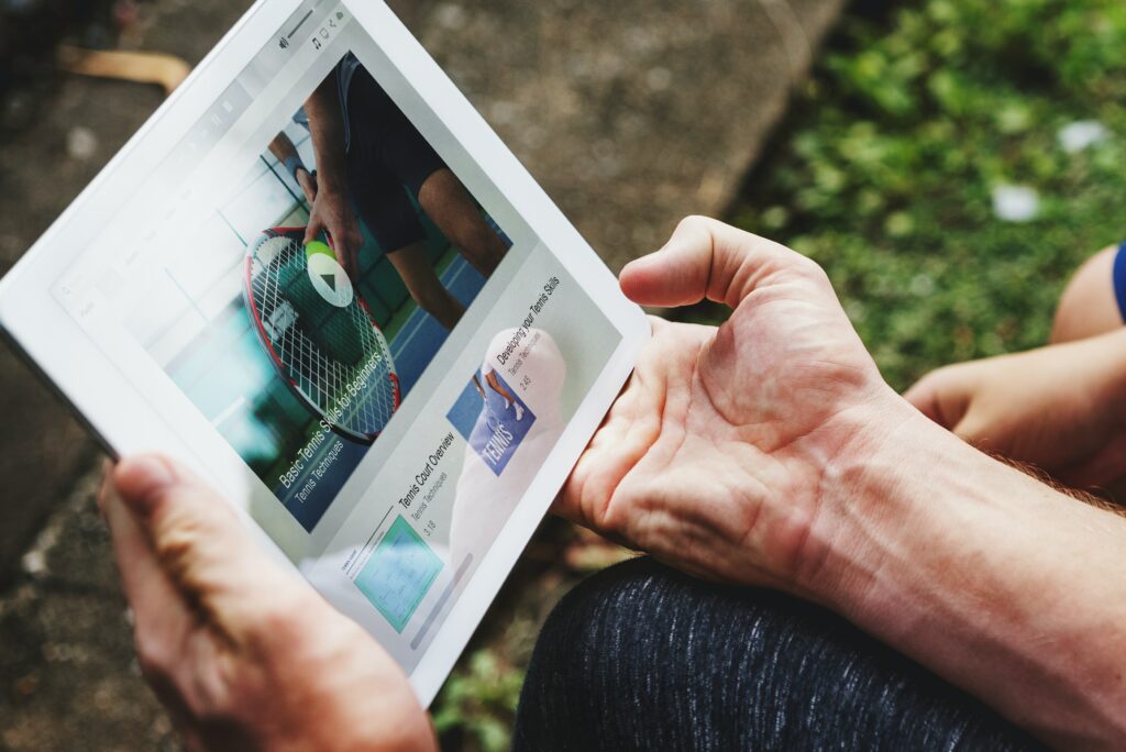 Un hombre usando un iPad para las relaciones públicas.