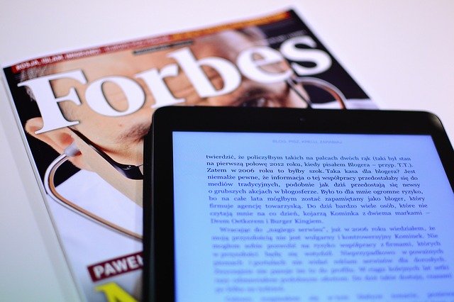 Una revista de Forbes y un touchpad