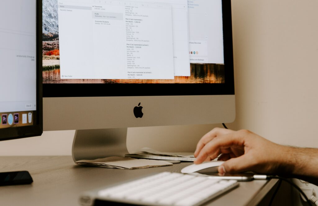 Hombre utilizando una computadora, representando a una persona buscando información sobre optimización para motores de búsqueda.