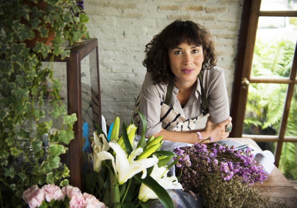 una mujer en su jardín, ella es un líder de opinión en línea