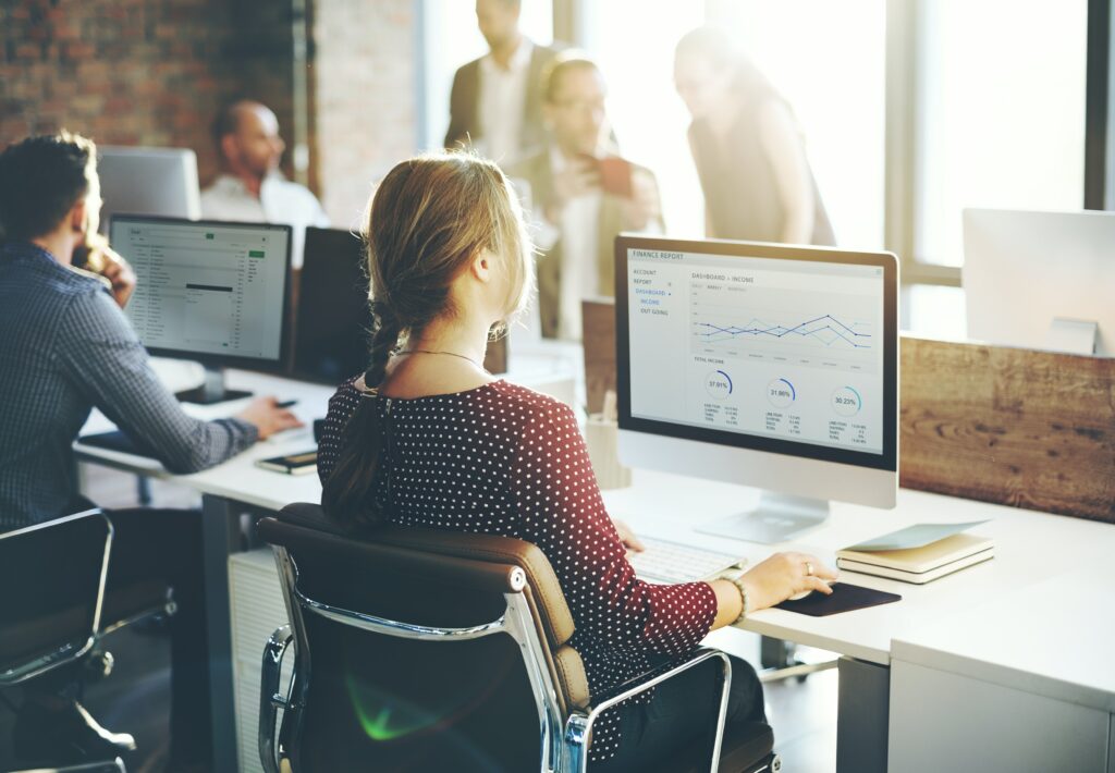 Mujer utilizando un computador, representando a una mujer buscando información sobre marketing digital. 