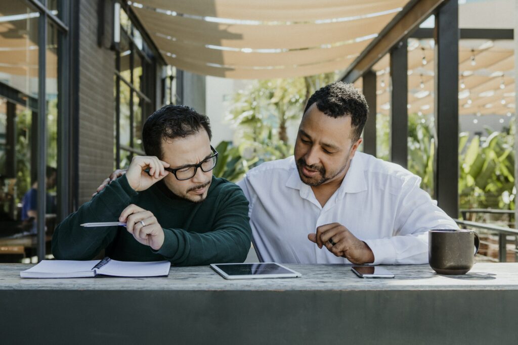 dos hombres viendo un iPad, y pensando como se pueden convertir en un líder de opinión en línea