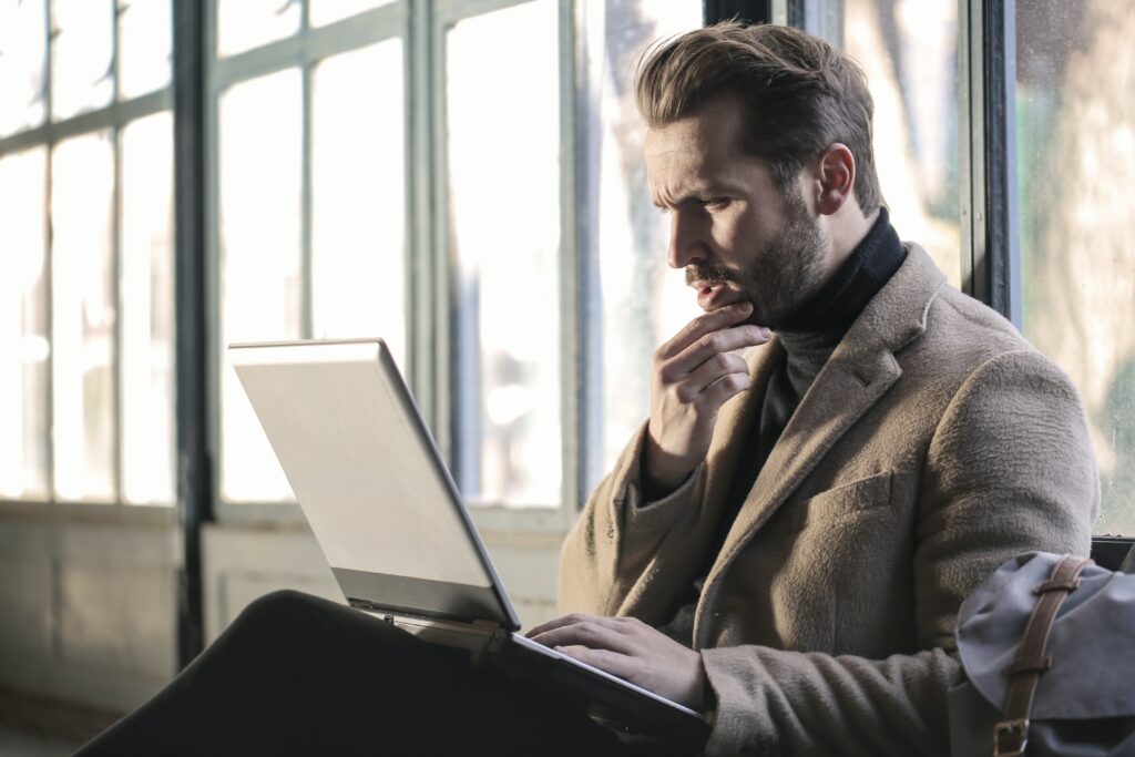 Un empleado trabajando en su computadora