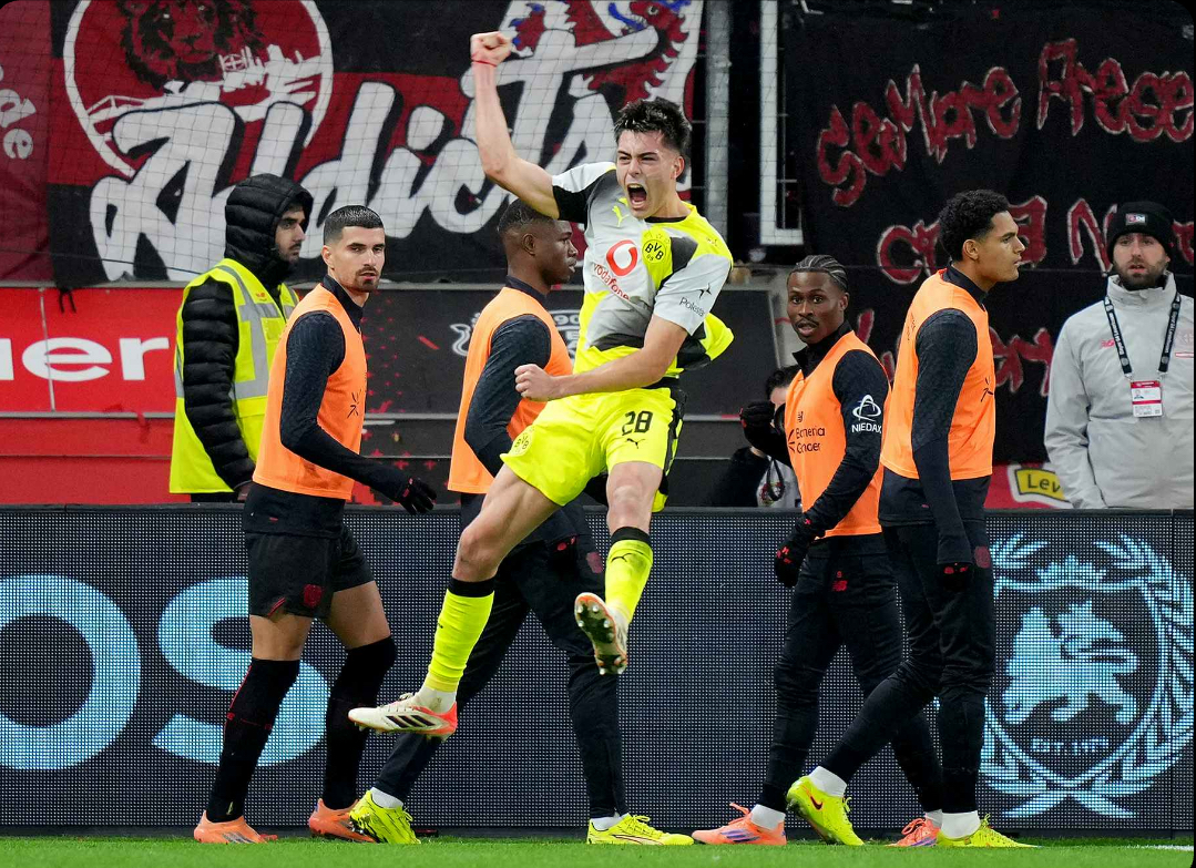 Aaron Anselmino ganó de cabeza y marcó su primer gol en el Borussia Dortmund