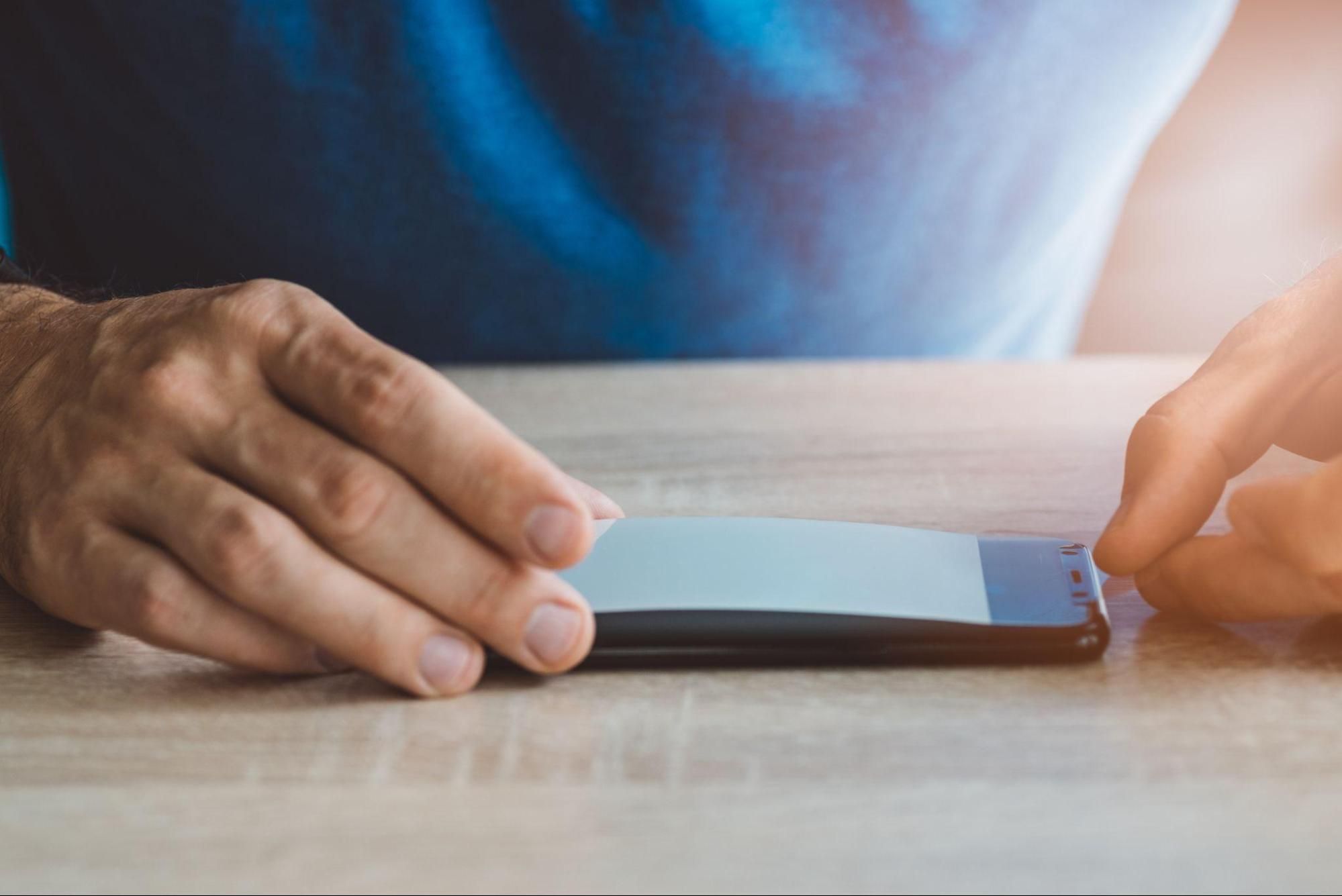 Как да поставиш защитно фолио - кратко ръководство!