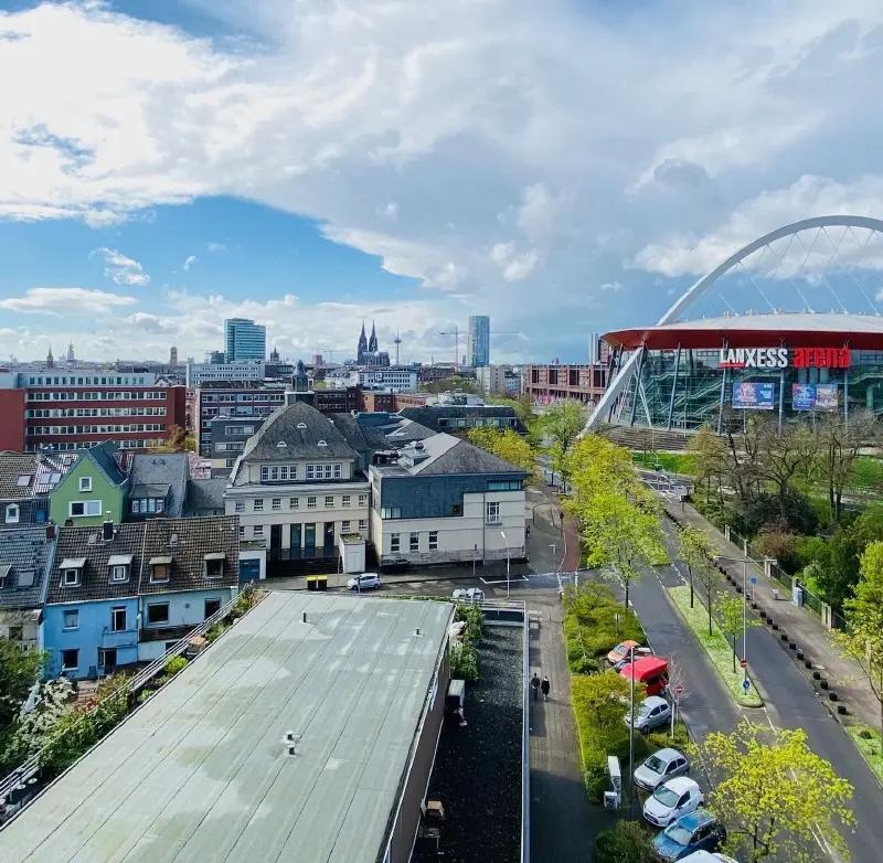 Bild 1: Über den Dächern von Köln: Blick auf Dom, LanxesArena, Kranhäuser, die ganze Stadt