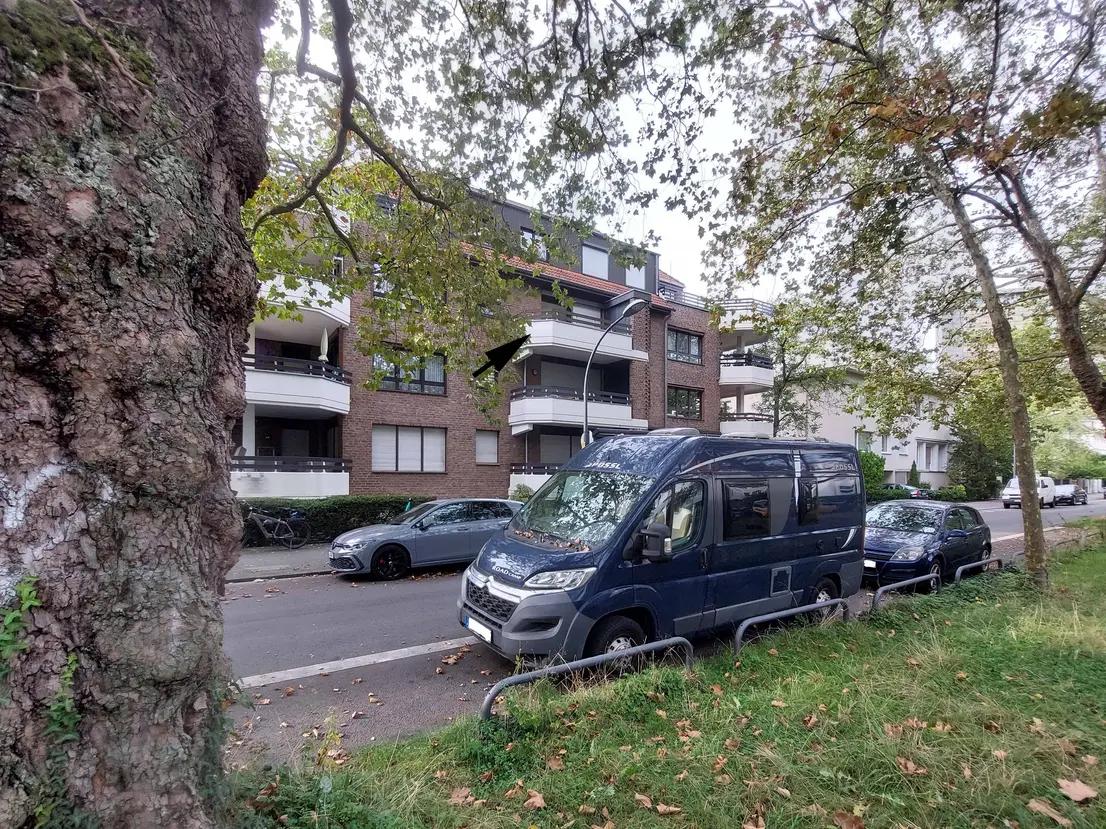 Bild 1: Apartment in exklusiver Stadtwaldlage mit Renovierungsbedarf