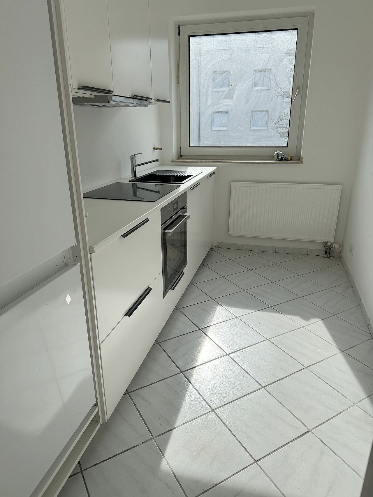 Bild 2: Frisch RENOVIERTE 2-Zimmer-Wohnung mit hellen Räumen + EINBAUKÜCHE in Köln-Pesch !!!