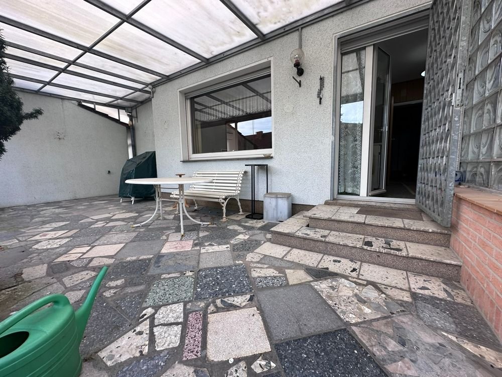 Bild 11: Zum Grundstückspreis: Freistehendes Einfamilienhaus  mit überdachter Terrasse und großem Garten!