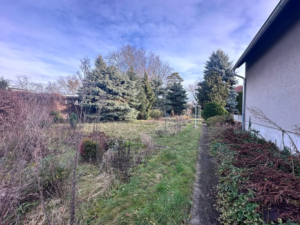 Bild 16: Zum Grundstückspreis: Freistehendes Einfamilienhaus  mit überdachter Terrasse und großem Garten!