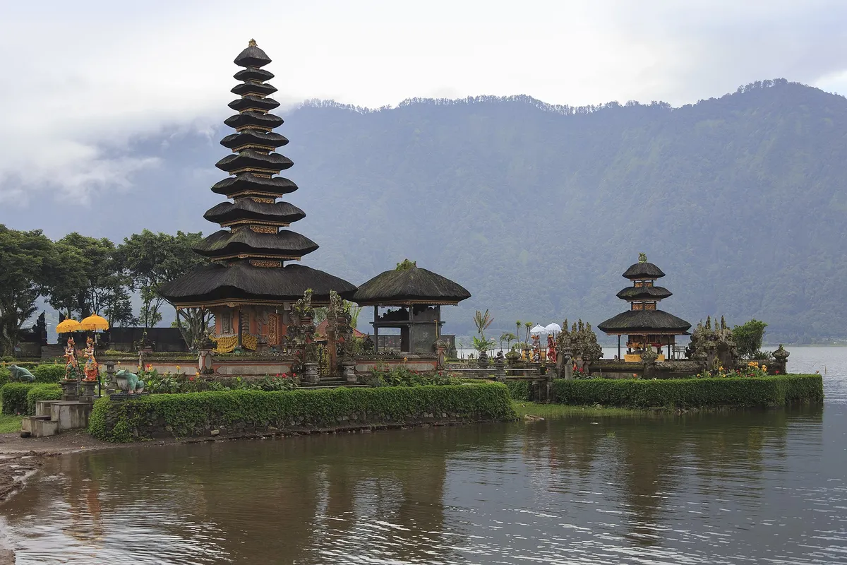 Highland Temples & Scenic Lakes Day Trip