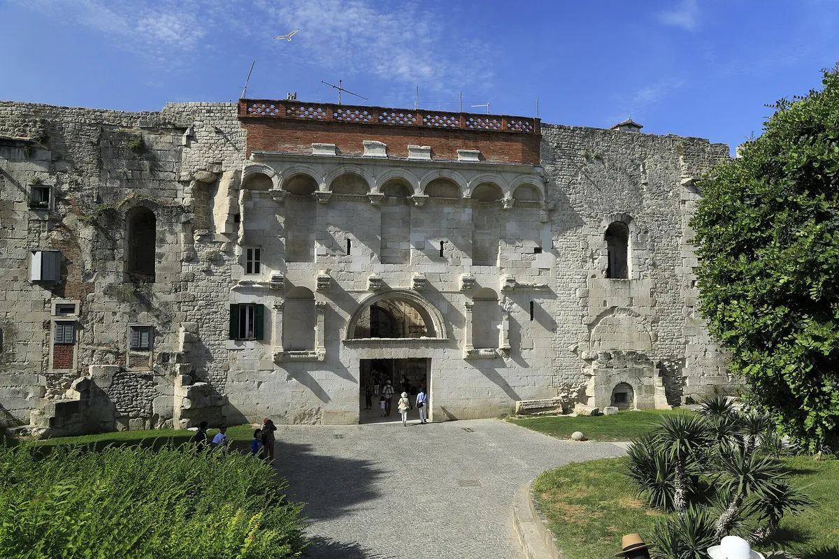Ancient Roman Palace & Historic Core