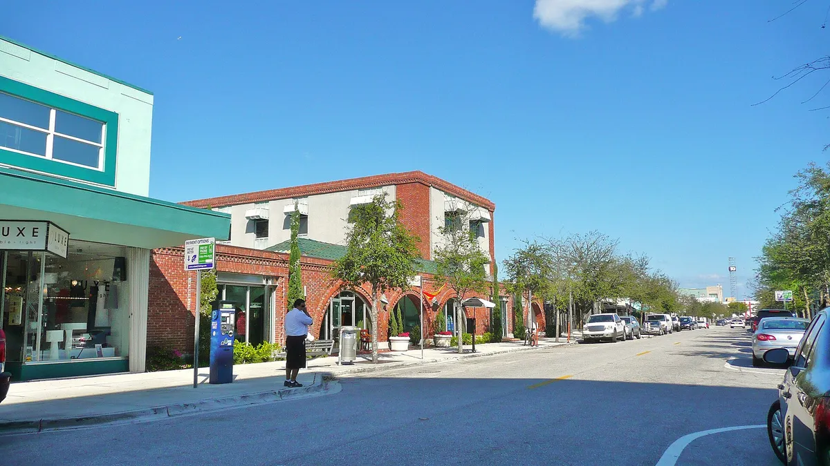 Exploring Upscale Boutiques & Modern Architecture