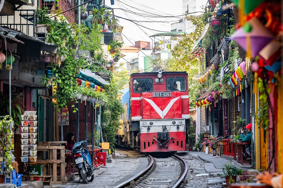 Hanoi's Bustling Old Quarter & Street Scenes