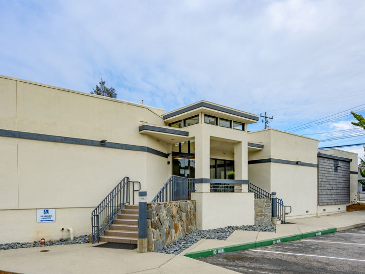 Exterior front view of Santa Cruz Surgery Center