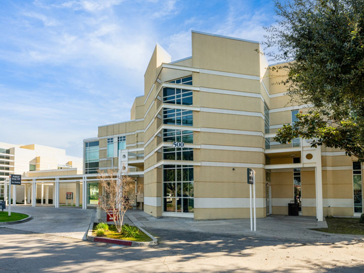 Exterior front view of Dignity Health Women's Center Southwest - Bakersfield, CA