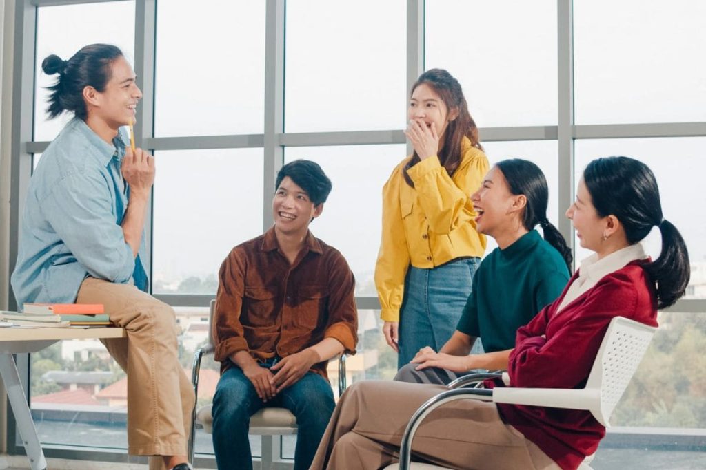 Kết nối tích cực trong mối quan hệ giúp ta xem phản hồi từ người khác như cơ hội học hỏi, tăng đồng cảm.