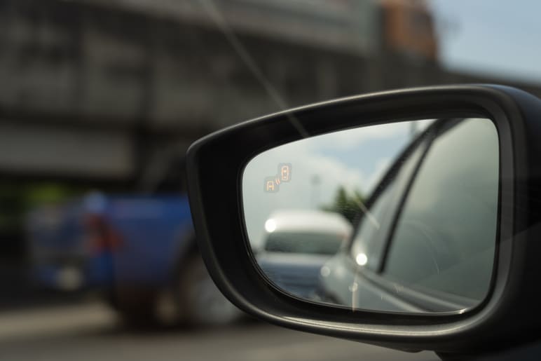 Espejo retrovisor coche adelantar un camión grande Fotografía de