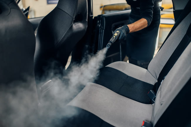 Desinfectante de aspiración para limpiar el interior de la cabina del coche. Moqueta de automovil Herramientas de limpieza mojada Lavar la moqueta del  coche Fotografía de stock - Alamy