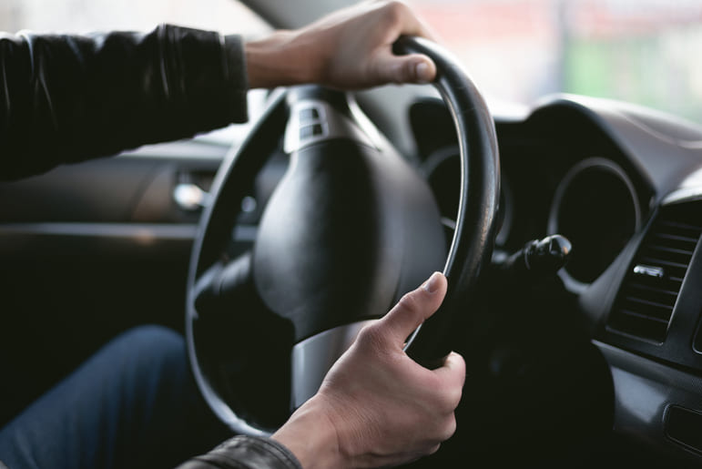 El volante de tu coche hace ruido al girar? Estos son los posibles  problemas - VÍDEO