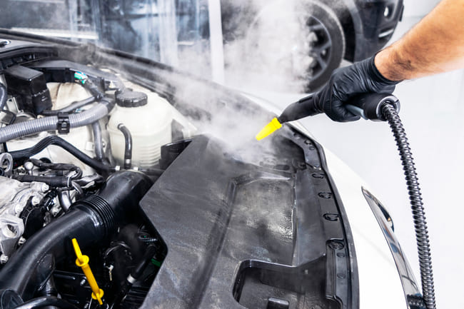 Cómo limpiar el motor del coche sin provocar una avería