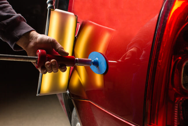 Cómo reparar la chapa del coche con masilla de aluminio