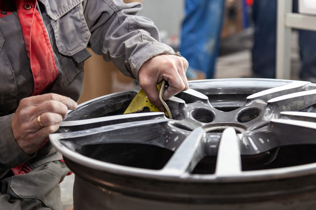 Cómo reparar los arañazos de tu coche de forma fácil y económica con un  rotulador, una máquina pulidora o un reparador