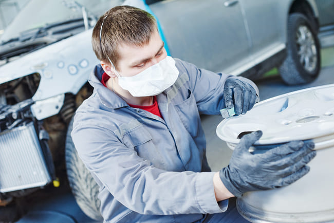 Cómo reparar los arañazos de tu coche de forma fácil y económica con un  rotulador, una máquina pulidora o un reparador