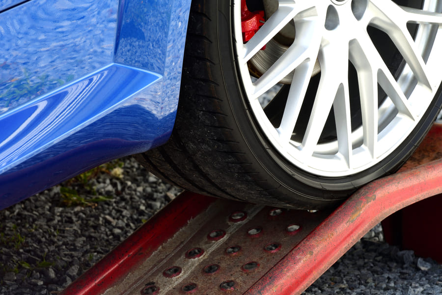 Cómo hacer una rampa con una plataforma de andamio para elevar coches. 