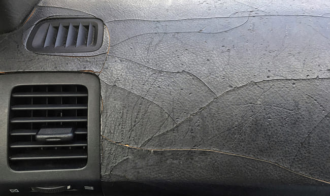 Cómo puedo quitar los arañazos de los plásticos interiores del coche?