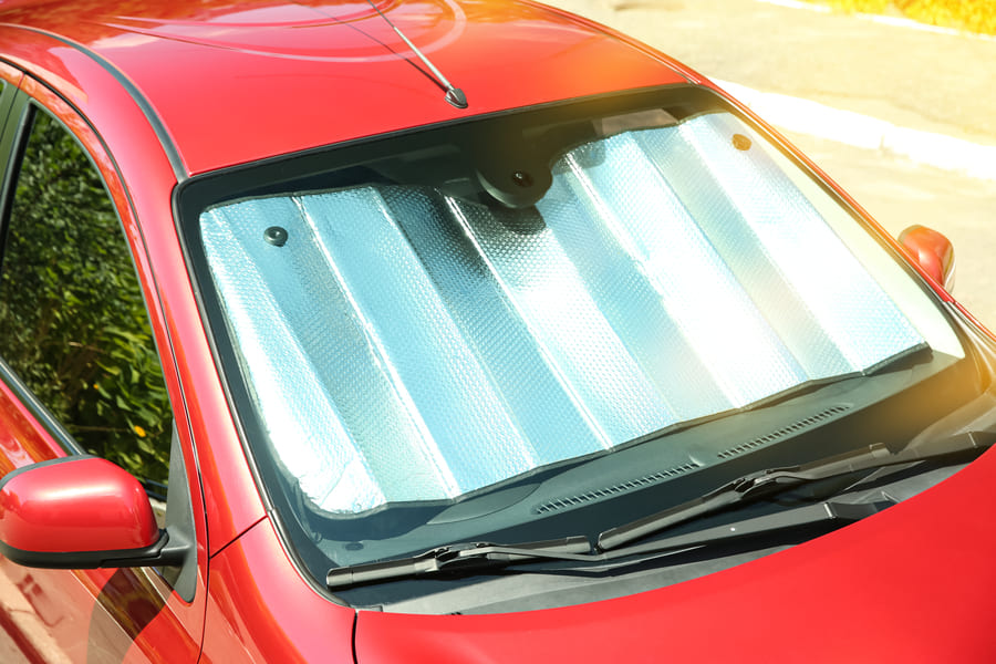 Ventana trasera de coche blanco con limpiaparabrisas